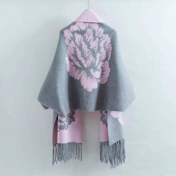 Εξαιρετικό γυναικείο μοντέλο ζακέτας "poncho" με κρεμαστά κρόσσια και όμορφη εκτύπωση