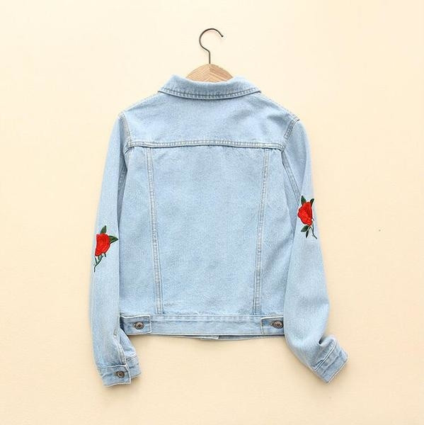 Много стилно дамско дънково яке с красива бродерия в ретро стил