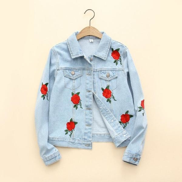 Много стилно дамско дънково яке с красива бродерия в ретро стил