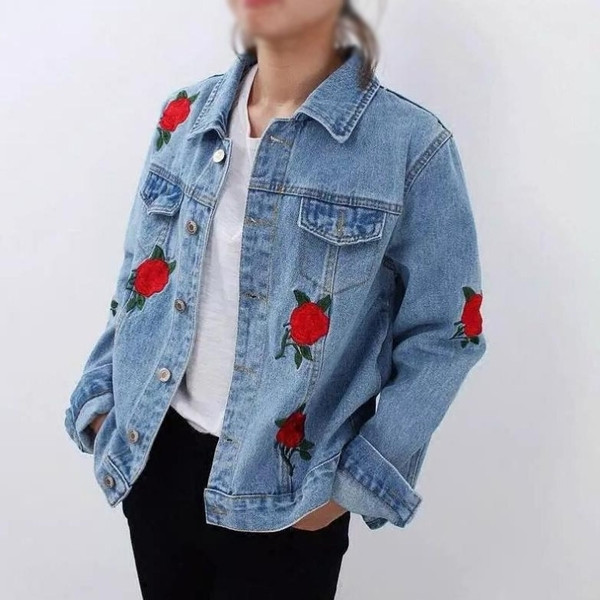 Много стилно дамско дънково яке с красива бродерия в ретро стил