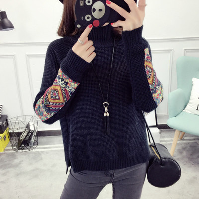 Χειμερινό γυναικείο πουλόβερ με πολύχρωμο μανίκι και κολάρο σε ευρύ σχέδιο