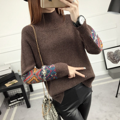 Χειμερινό γυναικείο πουλόβερ με πολύχρωμο μανίκι και κολάρο σε ευρύ σχέδιο