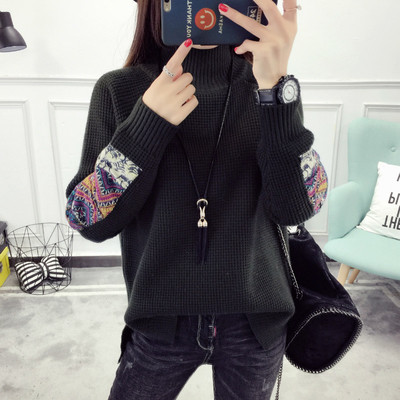 Χειμερινό γυναικείο πουλόβερ με πολύχρωμο μανίκι και κολάρο σε ευρύ σχέδιο