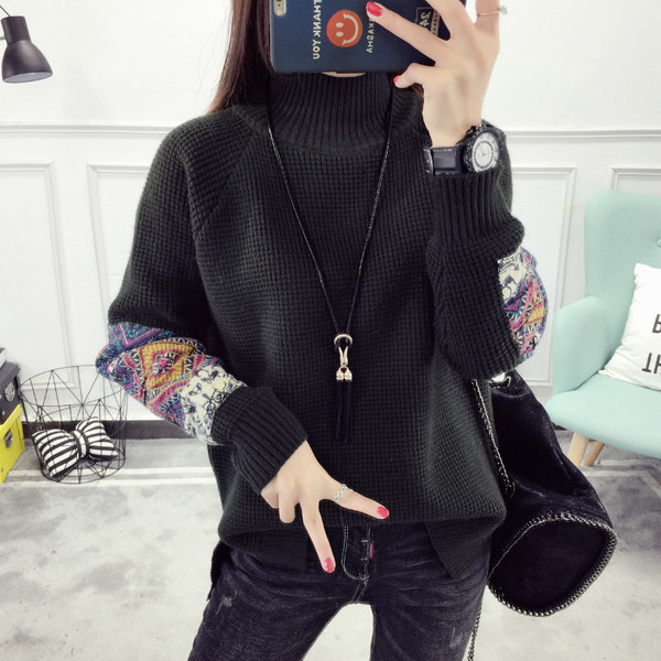 Χειμερινό γυναικείο πουλόβερ  με πολύχρωμο μανίκι και κολάρο  σε ευρύ σχέδιο