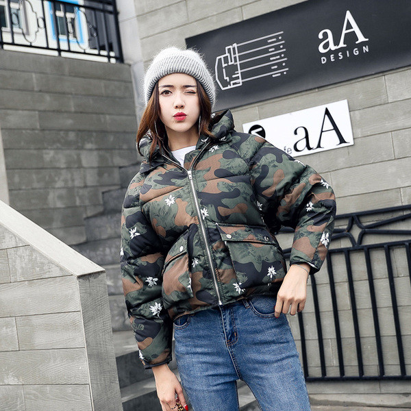 Χειμερινό γυναικείο μπουφάν  και ευρεία κουκούλα και σε πολλά χρώματα