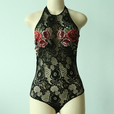 Μοντέρνο και πολυτελή γυναικείο κορμάκι από δαντέλα με ενδιαφέρον κέντημα λουλουδιών