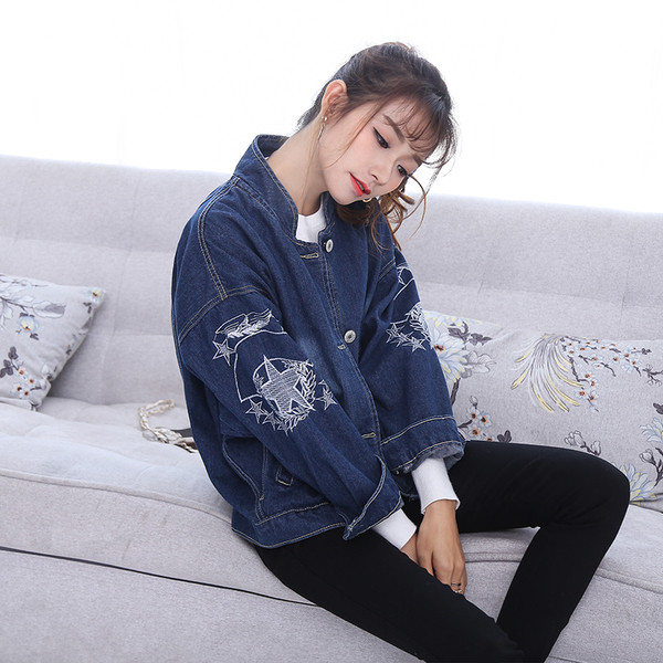 Γυναικείο μπουφάν με κεντήματα στα μανίκια