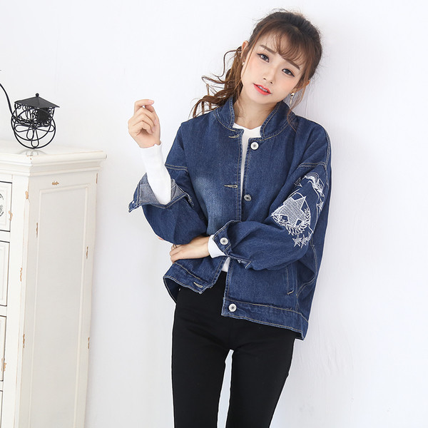 Γυναικείο μπουφάν με κεντήματα στα μανίκια