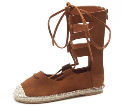 Πολύ ενδιαφέρον και άνετα γυναικεία παπούτσια σε στυλ ρετρό με "ρωμαϊκούς" μακριούς δεσμούς