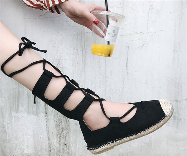 Πολύ ενδιαφέρον και άνετα γυναικεία παπούτσια σε στυλ ρετρό με "ρωμαϊκούς" μακριούς δεσμούς