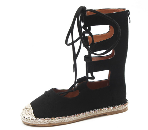 Πολύ ενδιαφέρον και άνετα γυναικεία παπούτσια σε στυλ ρετρό με "ρωμαϊκούς" μακριούς δεσμούς