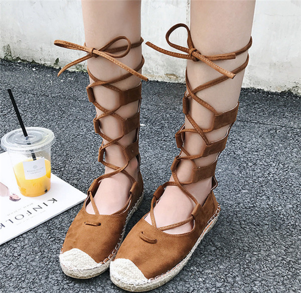 Πολύ ενδιαφέρον και άνετα γυναικεία παπούτσια σε στυλ ρετρό με "ρωμαϊκούς" μακριούς δεσμούς