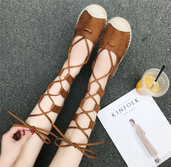 Πολύ ενδιαφέρον και άνετα γυναικεία παπούτσια σε στυλ ρετρό με "ρωμαϊκούς" μακριούς δεσμούς