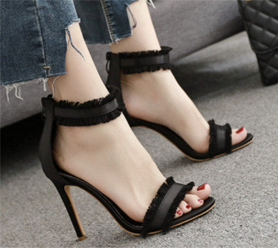 Елегантни дамски сандали на висок ток с много стилни презрамки с дантела