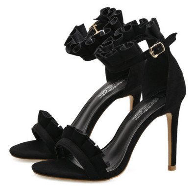 Εξαιρετικά γυναικεία πέδιλα με ψηλά τακούνια και με πολύ κομψό κούμπωμα γύρω από τον αστράγαλο