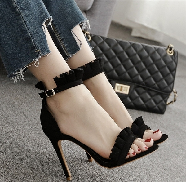 Εξαιρετικά γυναικεία πέδιλα με ψηλά τακούνια και  με πολύ κομψό κούμπωμα γύρω από τον αστράγαλο