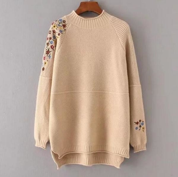 Ένα απλό και πολύ άνετο γυναικείο πουλόβερ  με ενδιαφέρουσες λουλουδιές μοτίβα