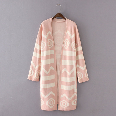 Μια απλή και casual γυναικεία ζακέτα με ενδιαφέρουσες γεωμετρικές μορφές