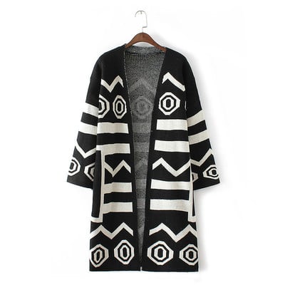 Μια απλή και casual γυναικεία ζακέτα με ενδιαφέρουσες γεωμετρικές μορφές