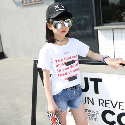 Детска тениска за момичета в бял и черен цвят с надиси