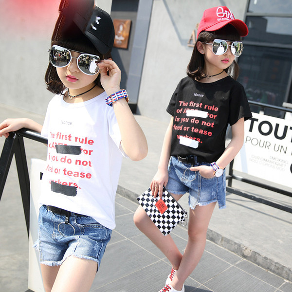 Детска тениска за момичета в бял и черен цвят с надиси