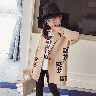 Κομψό μακρύ παιδικό παλτό για κορίτσια σε μπεζ και μοβ χρώμα με επιγραφές