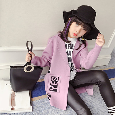 Κομψό μακρύ παιδικό παλτό για κορίτσια σε μπεζ και μοβ χρώμα με επιγραφές