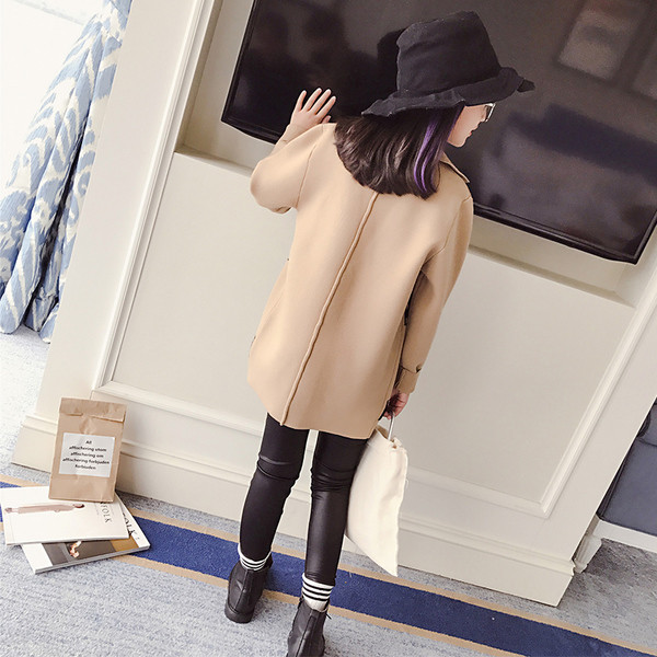 Κομψό μακρύ παιδικό παλτό για κορίτσια σε μπεζ και μοβ χρώμα με επιγραφές