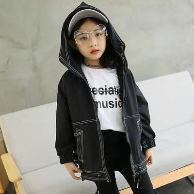 Интересно детско яке в широк и дълъг модел с качулка и надпис на гърба