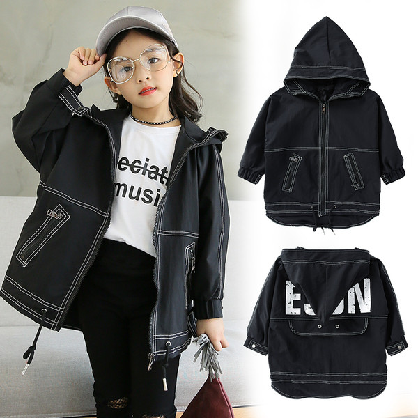 Интересно детско яке в широк и дълъг модел с качулка и надпис на гърба