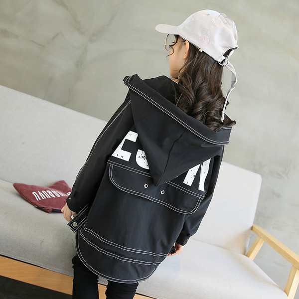 Интересно детско яке в широк и дълъг модел с качулка и надпис на гърба