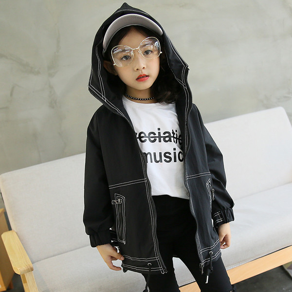 Интересно детско яке в широк и дълъг модел с качулка и надпис на гърба