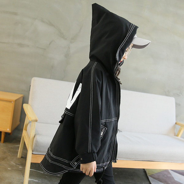 Интересно детско яке в широк и дълъг модел с качулка и надпис на гърба