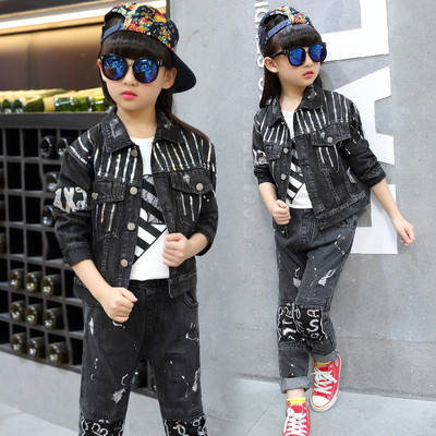 Много стилен детски комплект за момичета в тъмен цвят - дънково яке и дънкови панталони с надписи и накъсан мотив