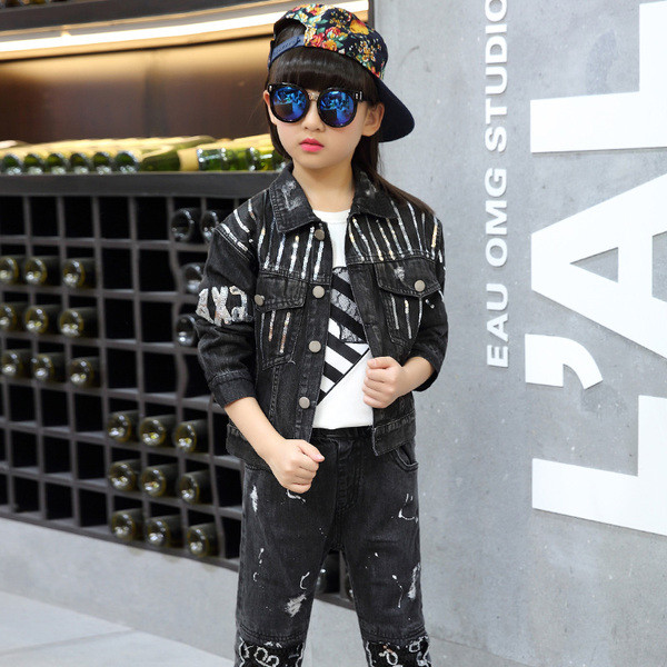 Много стилен детски комплект за момичета в тъмен цвят - дънково яке и дънкови панталони с надписи и накъсан мотив