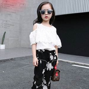 Стилен детски комплект за момичета - панталон във флорален мотив + потник с голи рамене