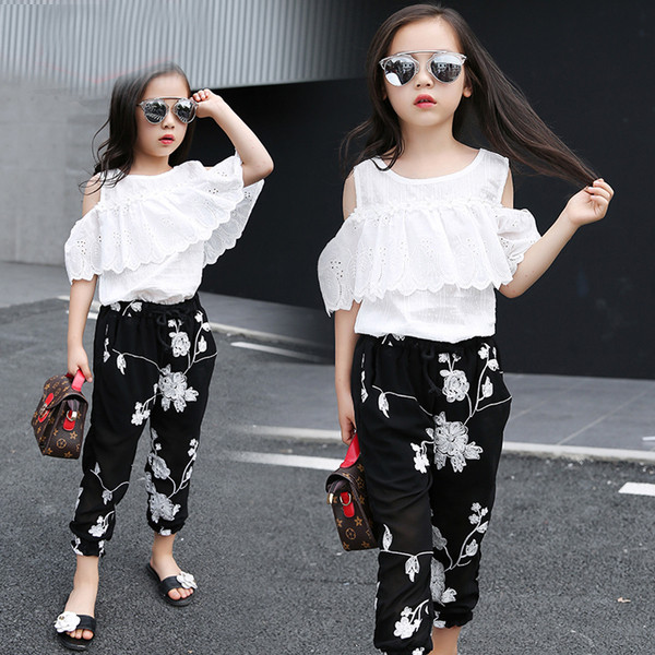 Стилен детски комплект за момичета - панталон във флорален мотив + потник с голи рамене