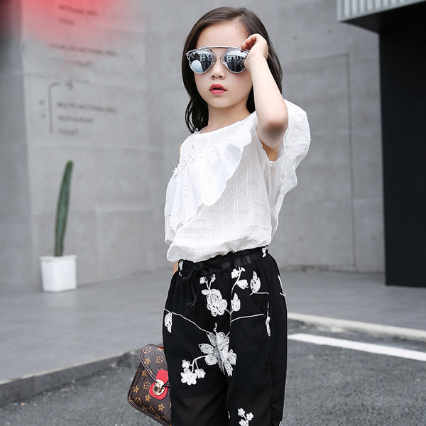 Стилен детски комплект за момичета - панталон във флорален мотив + потник с голи рамене