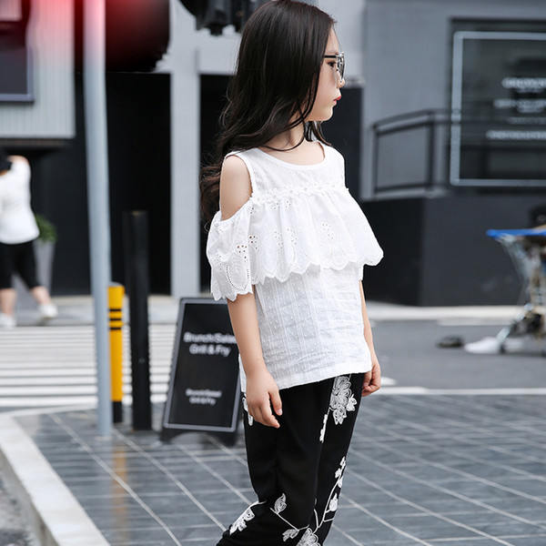 Стилен детски комплект за момичета - панталон във флорален мотив + потник с голи рамене