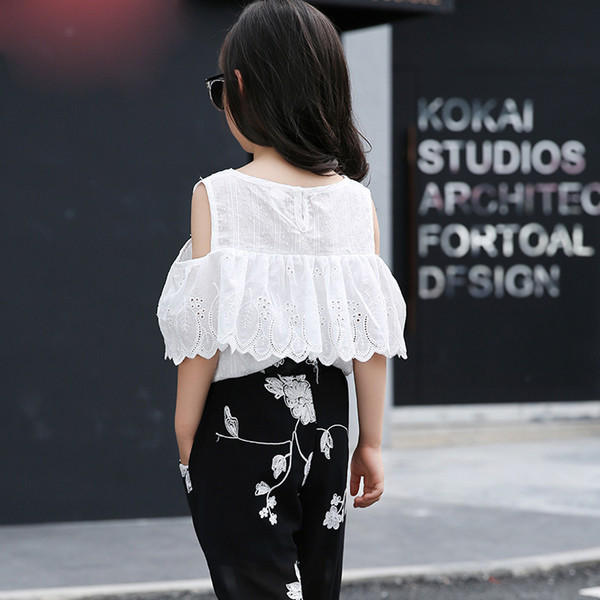 Стилен детски комплект за момичета - панталон във флорален мотив + потник с голи рамене