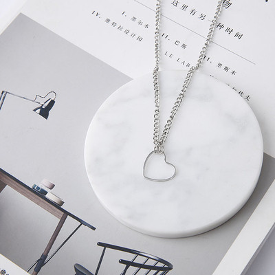 Πολύ κομψό γυναικείο κολιέ με ένα ενδιαφέρον κρεμαστό κόσμημα σε σχήμα καρδιάς