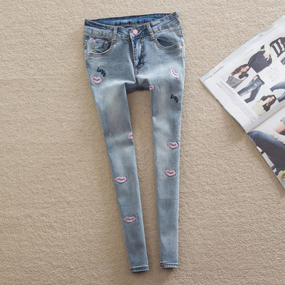 Μοντέρνα και πολύ κομψά γυναικεία τζιν παντελόνια με εντυπωσιακό χρωματικό κέντημα