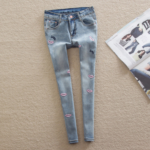 Μοντέρνα και πολύ κομψά γυναικεία τζιν παντελόνια με εντυπωσιακό χρωματικό κέντημα