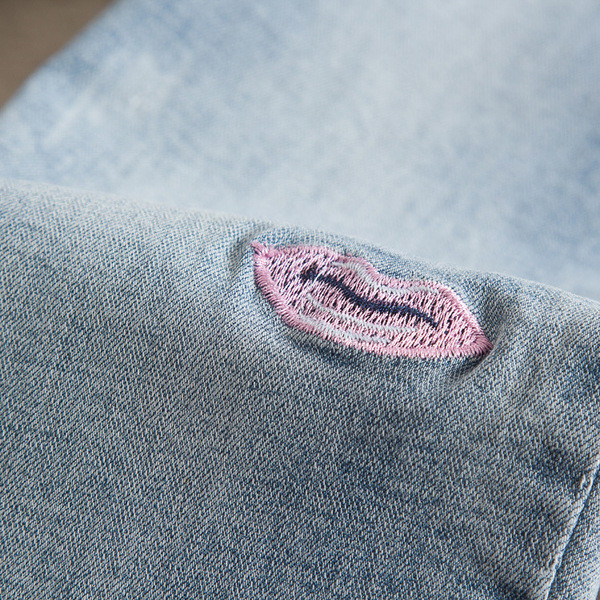 Μοντέρνα και πολύ κομψά γυναικεία τζιν παντελόνια με εντυπωσιακό χρωματικό κέντημα