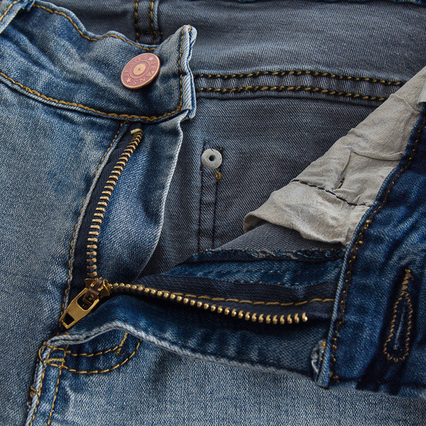 Μοντέρνα και πολύ κομψά γυναικεία τζιν παντελόνια με εντυπωσιακό χρωματικό κέντημα