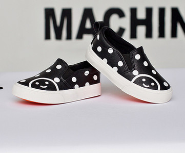 Γλυκά παιδικά μοκασίνια για κορίτσια σε τρία χρώματα, κατάλληλα για τη καθημερινή ζωή