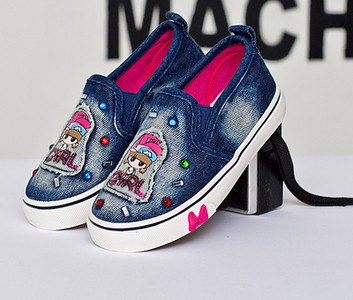 Παιδικά μοκασίνια με  διακοσμητικά μοτίβα για κορίτσια, σε δύο χρώματα με εφαρμογή κατάλληλη για τη  καθημερινή ζωή