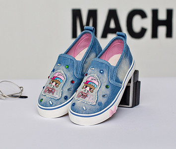 Παιδικά μοκασίνια με  διακοσμητικά μοτίβα για κορίτσια, σε δύο χρώματα με εφαρμογή κατάλληλη για τη  καθημερινή ζωή