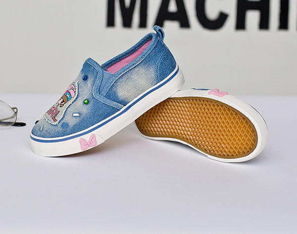 Παιδικά μοκασίνια με  διακοσμητικά μοτίβα για κορίτσια, σε δύο χρώματα με εφαρμογή κατάλληλη για τη  καθημερινή ζωή