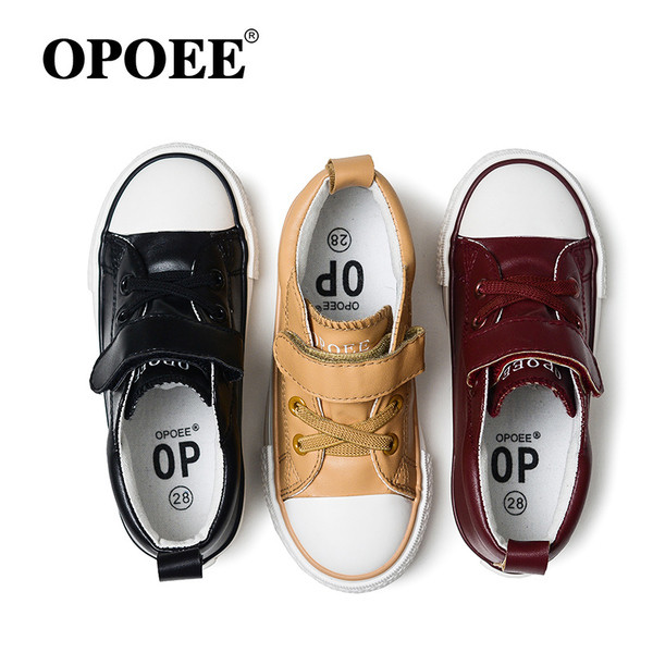 Παιδικά παπούτσια για αγόρια από συνθετικό δέρμα με μπαλώματα και κορδόνια  σε τρία χρώματα